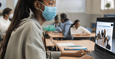 Estudiantes participando en una clase de psicología clínica en la UDA.
